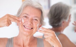 Naturalny krem przeciwzmarszczkowy, czyli idealny prezent na dzień Babci