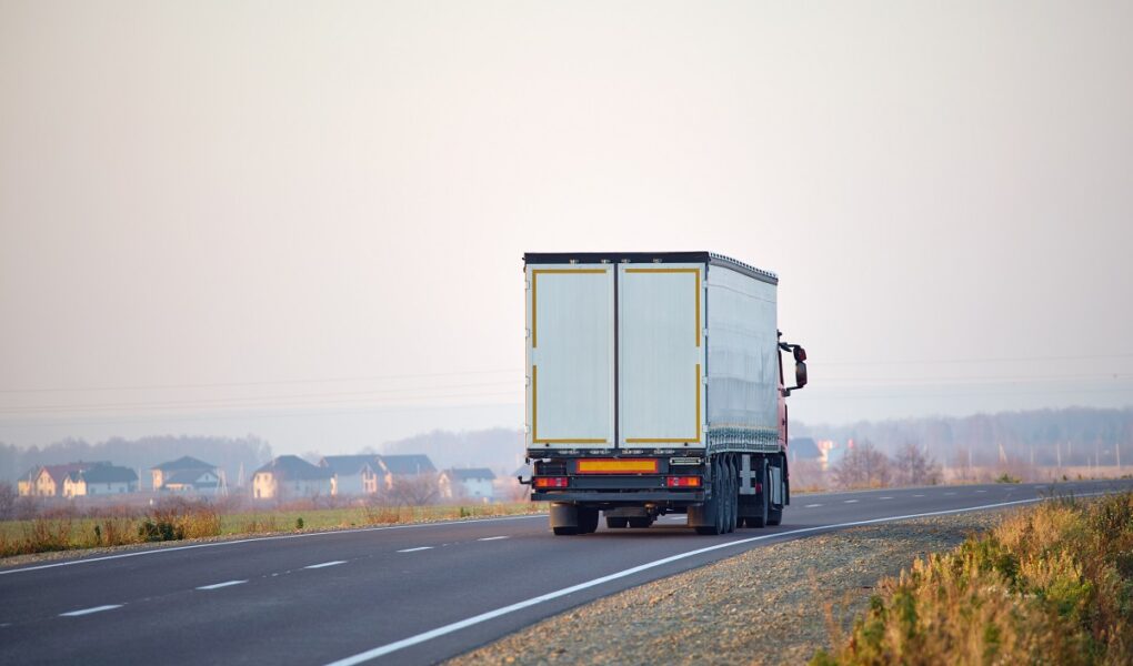 Transport materiałów sypkich - jak powinno się zabezpieczyć towar?