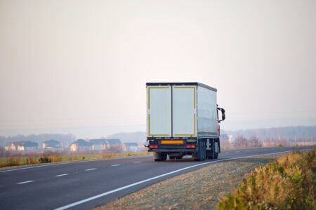 Transport materiałów sypkich - jak powinno się zabezpieczyć towar?