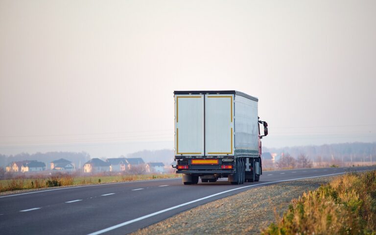 Transport materiałów sypkich - jak powinno się zabezpieczyć towar?