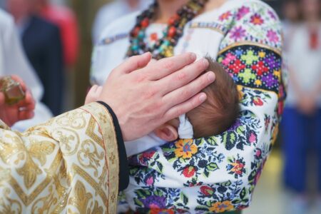 Jak ubrać się na chrzest w 2023 roku? Podpowiadamy!